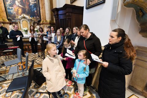 Schola zve nové zpěváky