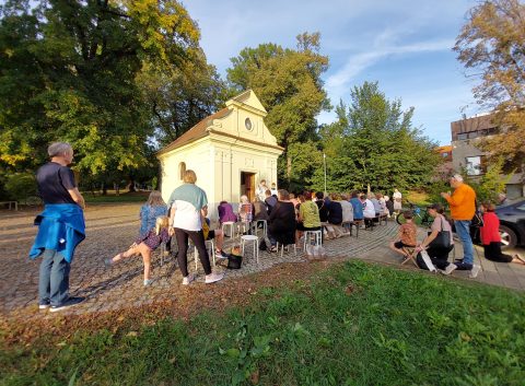 Mše sv. v parku u kaplicky Andělů strážných