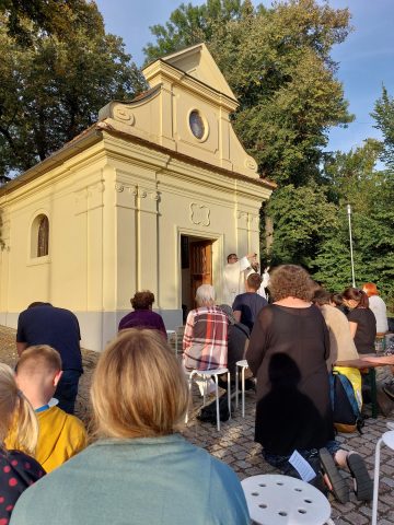 Mše sv. v parku u kaplicky Andělů strážných