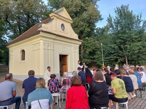 Mše sv. v parku u kaplicky Andělů strážných