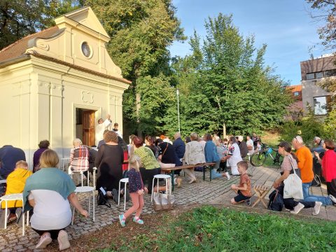 Mše sv. v parku u kaplicky Andělů strážných