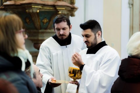 Obřad pověření ke službě podávání svatého přijímání  – Jarek a Lukáš