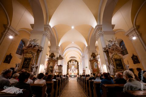 Průvod se svícemi od farního do klášterního kostela