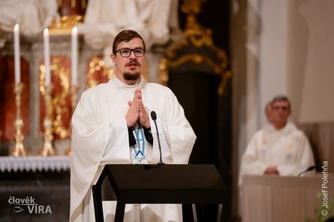Průvod se svícemi od farního do klášterního kostela