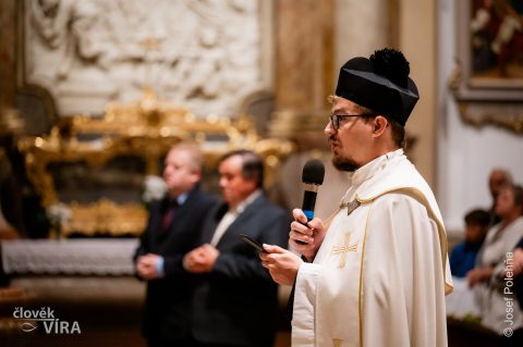 Průvod se svícemi od farního do klášterního kostela
