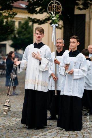 Průvod se svícemi od farního do klášterního kostela
