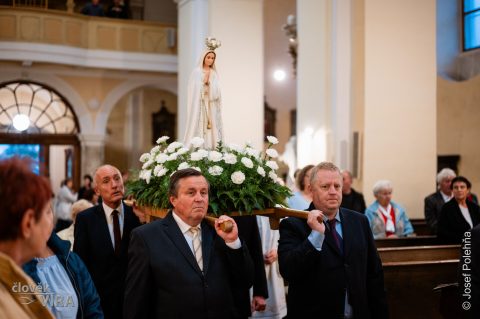 Průvod se svícemi od farního do klášterního kostela