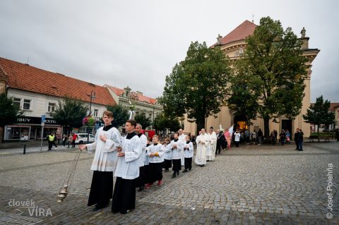 Průvod se svícemi od farního do klášterního kostela