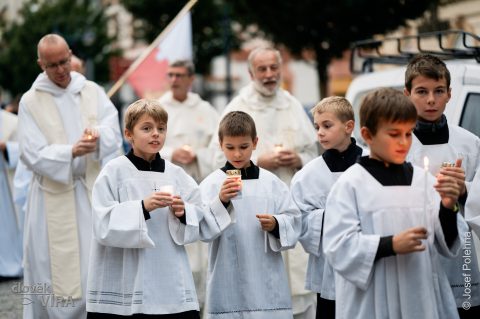 Průvod se svícemi od farního do klášterního kostela