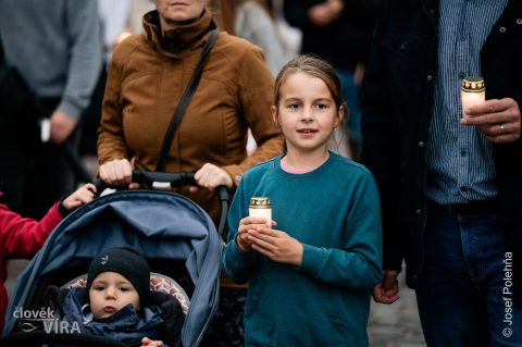 Průvod se svícemi od farního do klášterního kostela