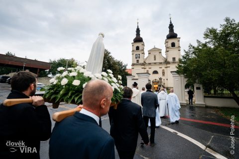 Průvod se svícemi od farního do klášterního kostela