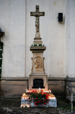 Průvod se svícemi od farního do klášterního kostela
