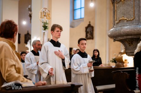 Průvod se svícemi od farního do klášterního kostela
