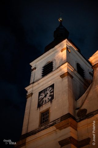 Průvod se svícemi od farního do klášterního kostela