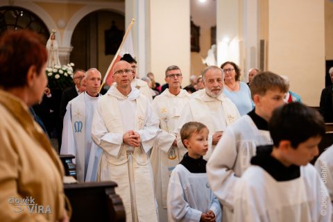 Průvod se svícemi od farního do klášterního kostela