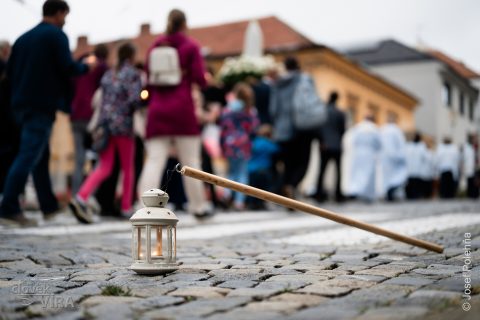 Průvod se svícemi od farního do klášterního kostela