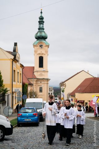 Průvod se svícemi od farního do klášterního kostela