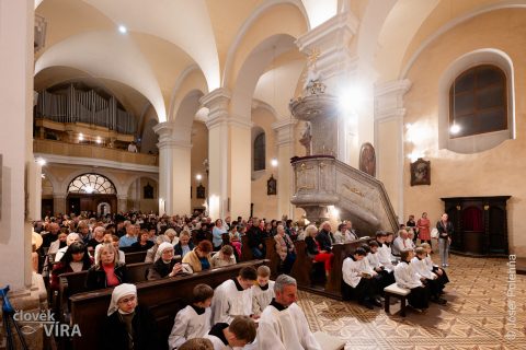 Průvod se svícemi od farního do klášterního kostela