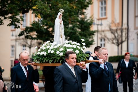 Průvod se svícemi od farního do klášterního kostela
