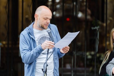 Vladimír Merta na schodech